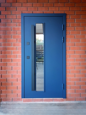 Дверь с бугельной ручкой и стеклом Дверь с бугельной ручкой и стеклом